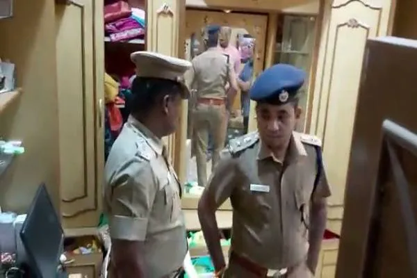  VELLORE Businessman's house robbed ... THIS ISSUE HIDDEN POLICE
